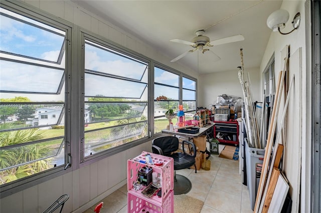 sunroom / solarium with ceiling fan