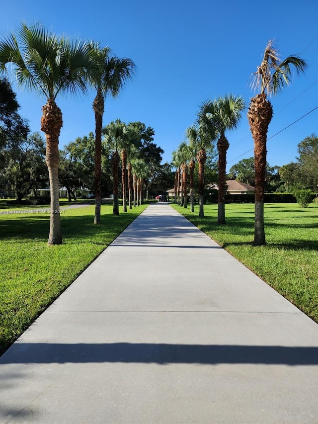 view of property's community featuring a lawn