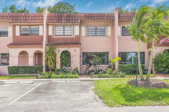 view of front of house with a front yard