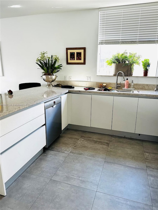 kitchen featuring kitchen peninsula, sink, and white cabinetry