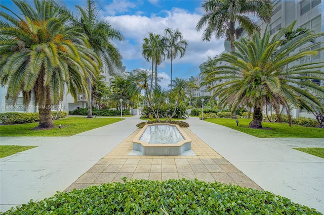 view of property's community featuring a lawn