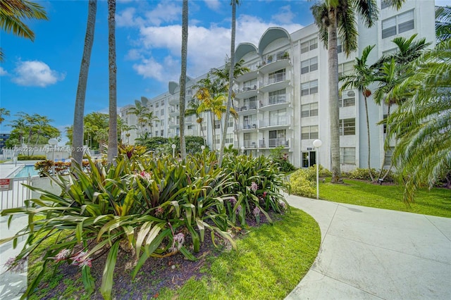 view of home's community featuring a lawn