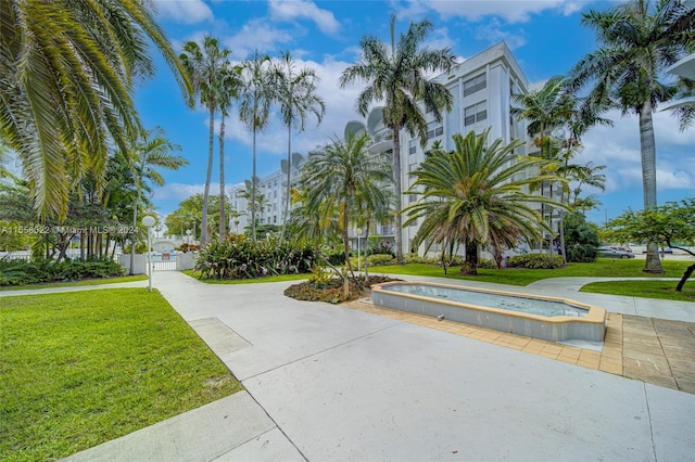 view of property's community featuring a lawn