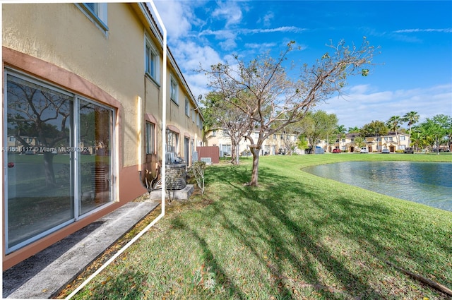 view of yard featuring a water view