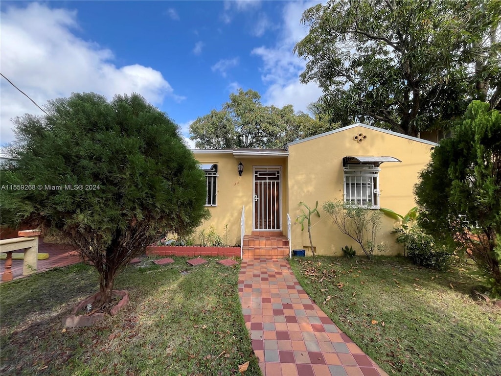 view of front of house with a front yard