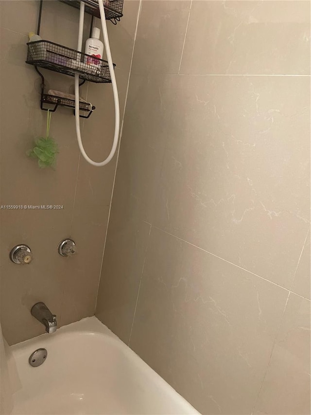 bathroom featuring tiled shower / bath combo