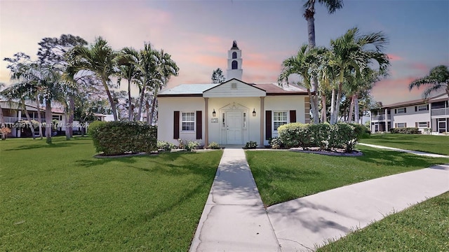 view of front of property featuring a yard