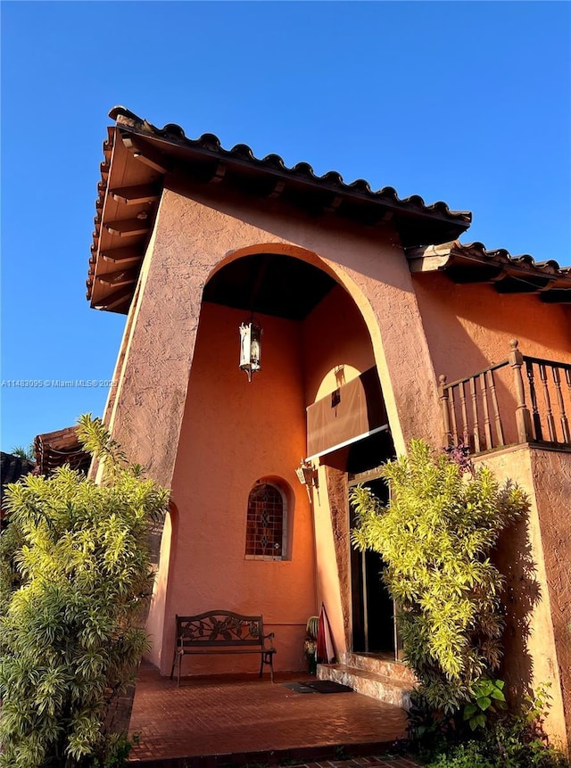 property entrance featuring stucco siding