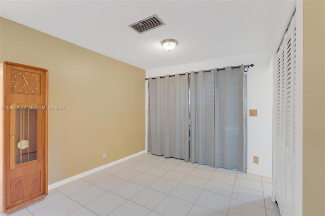 unfurnished room featuring light tile patterned floors