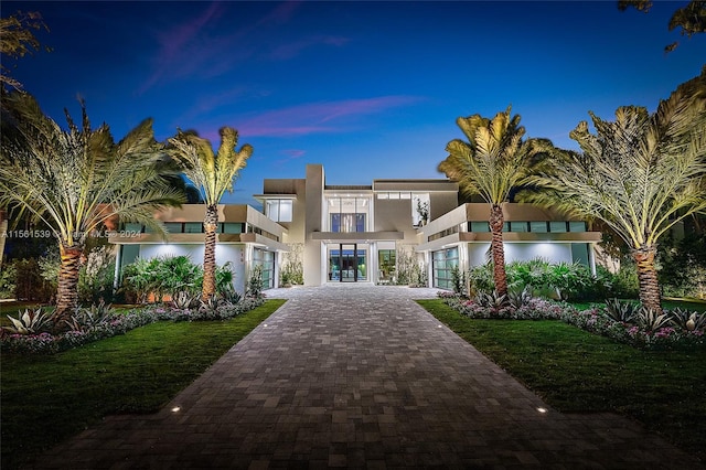 view of front of property featuring a lawn