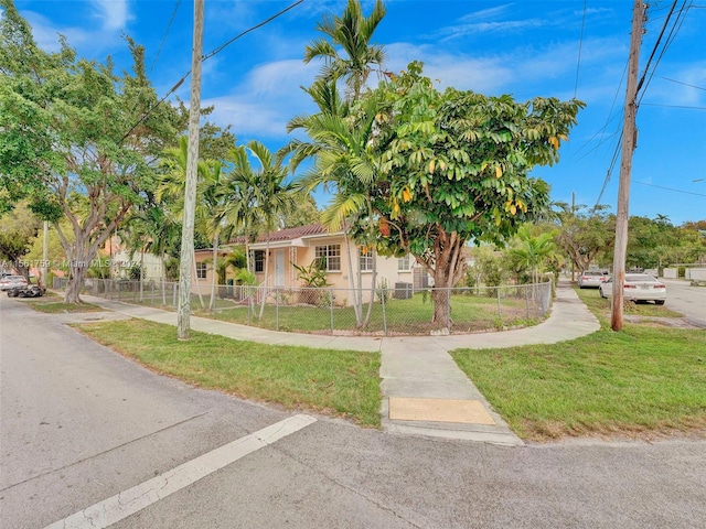 view of front of property featuring a front lawn