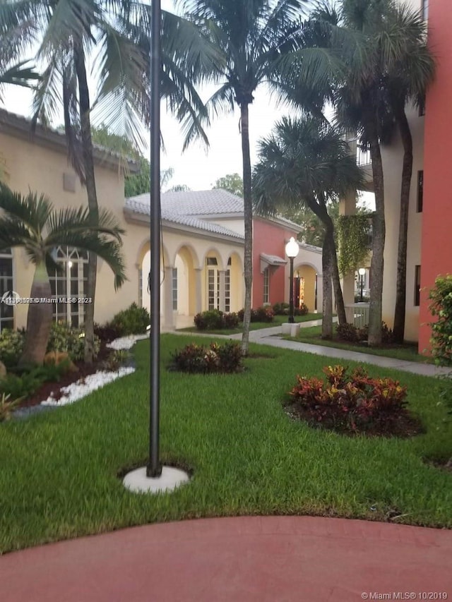 view of front of house featuring a front lawn