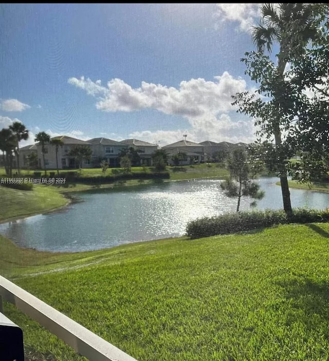 Listing photo 3 for 4512 Greenway Dr, Hollywood FL 33021