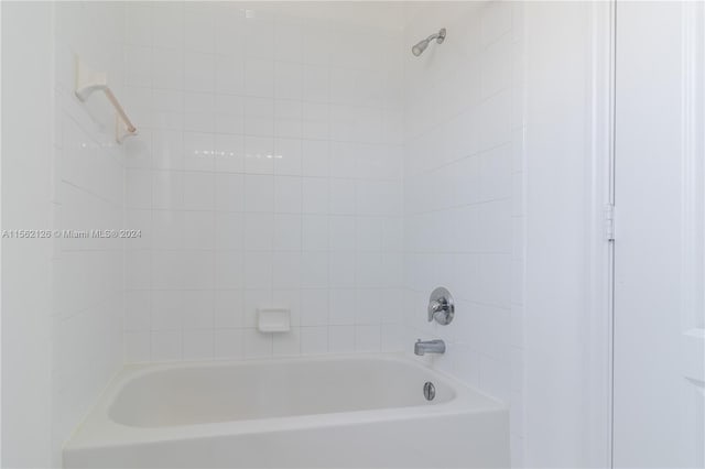 bathroom with tiled shower / bath combo