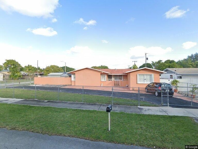 view of front of property featuring a front lawn