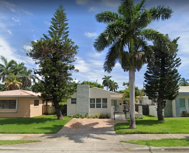 view of front facade featuring a front yard