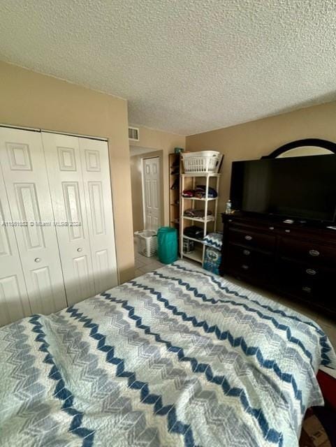 bedroom featuring a closet and a textured ceiling