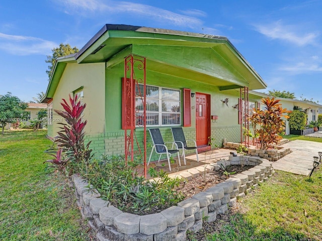 view of front of house featuring a front lawn