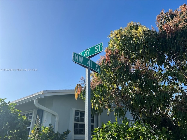 view of community / neighborhood sign