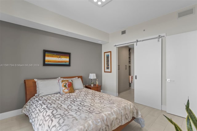 bedroom featuring a barn door