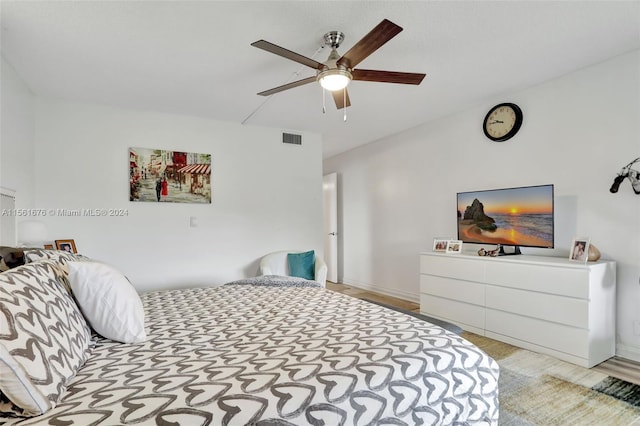 bedroom with ceiling fan