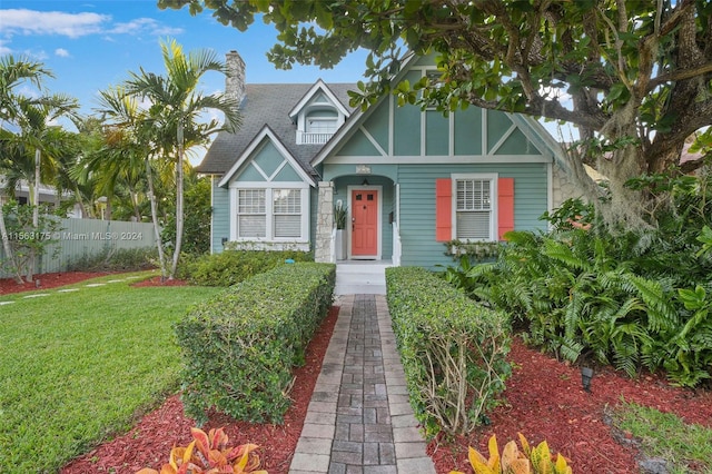 view of front of property featuring a front yard