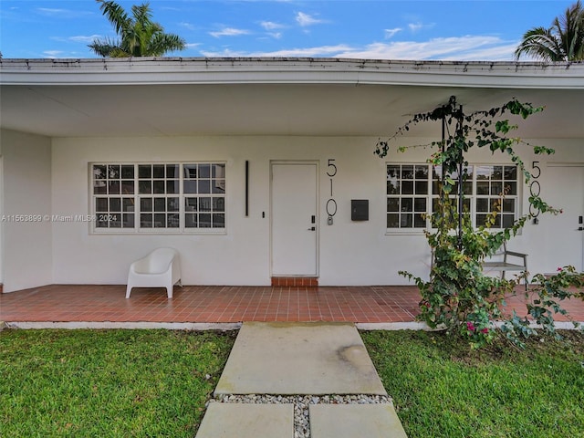 property entrance featuring a yard