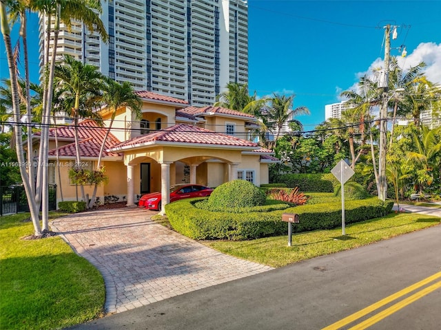 view of front of home featuring a front yard