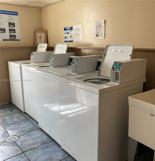 laundry room featuring independent washer and dryer, sink, and light tile patterned floors