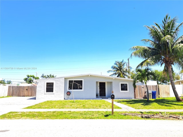 single story home featuring a front yard