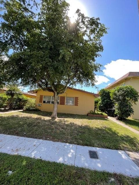 view of front of home featuring a front lawn