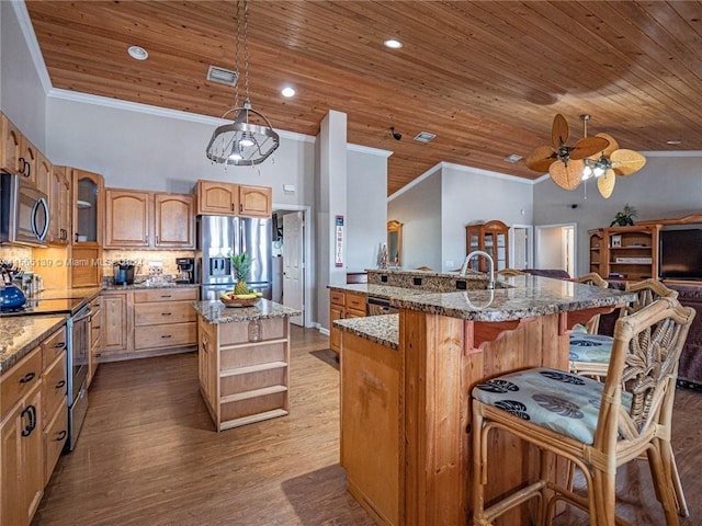 kitchen featuring ceiling fan, appliances with stainless steel finishes, a center island with sink, wood ceiling, and hardwood / wood-style flooring