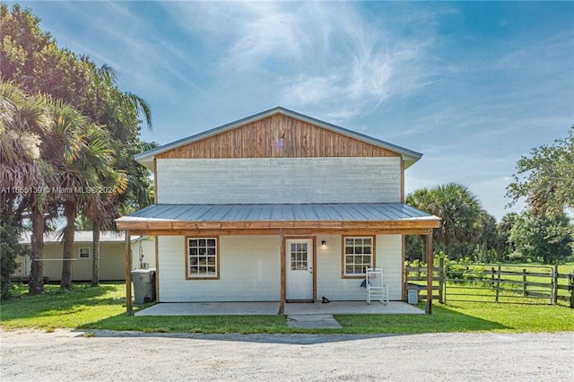 view of front of house featuring a front lawn