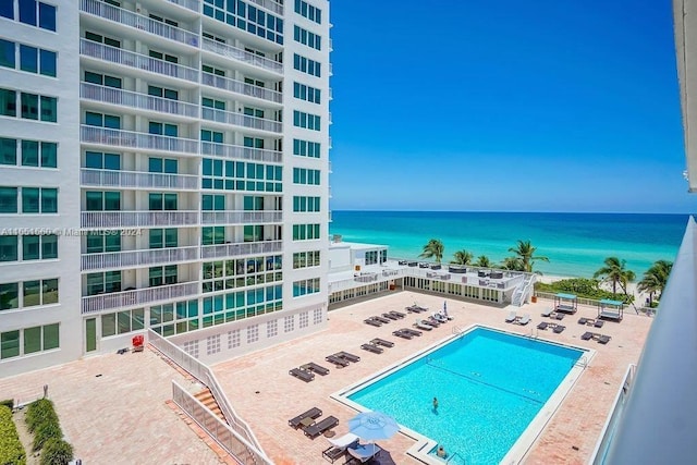 view of pool featuring a water view