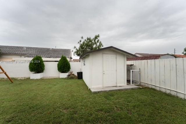 exterior space with a yard