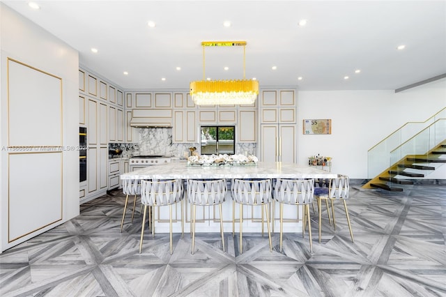 kitchen with a kitchen bar, backsplash, a spacious island, light parquet flooring, and custom exhaust hood