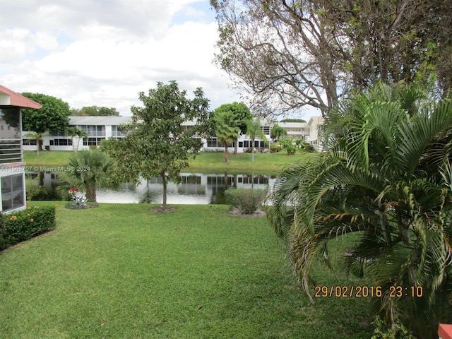 view of yard featuring a water view