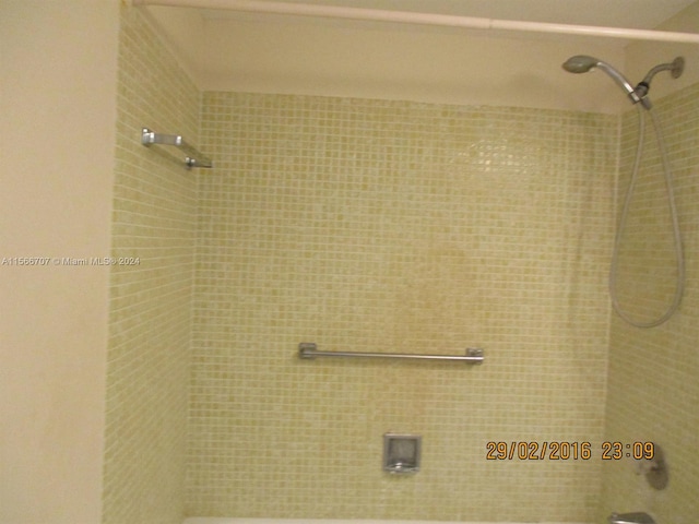 bathroom with tiled shower / bath combo