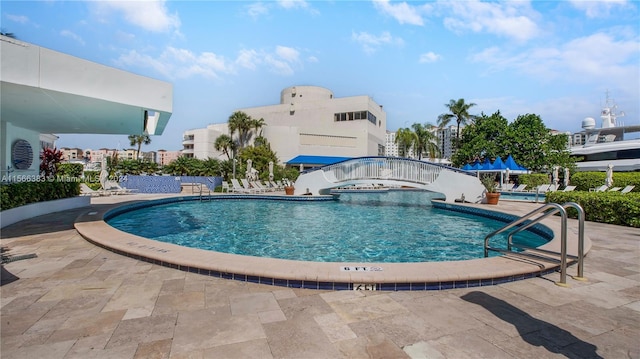 view of pool featuring a jacuzzi