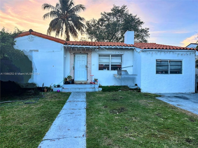 view of front of home featuring a lawn