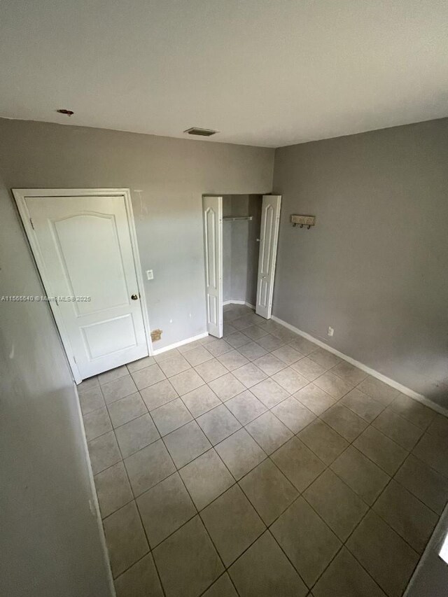 spare room featuring light tile patterned floors