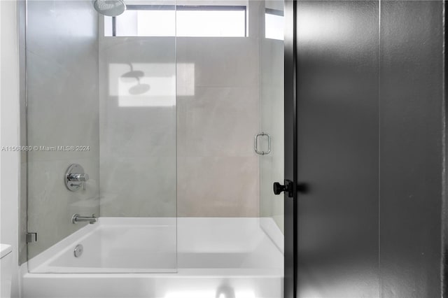 bathroom with combined bath / shower with glass door