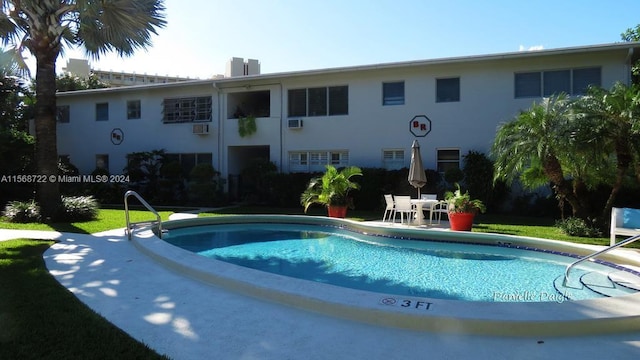 view of swimming pool