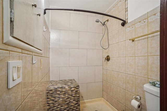 bathroom with toilet and a tile shower