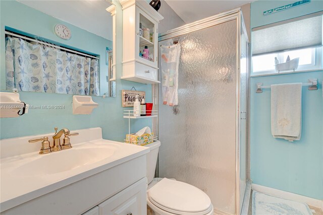 bathroom with a shower with curtain, vanity, and toilet