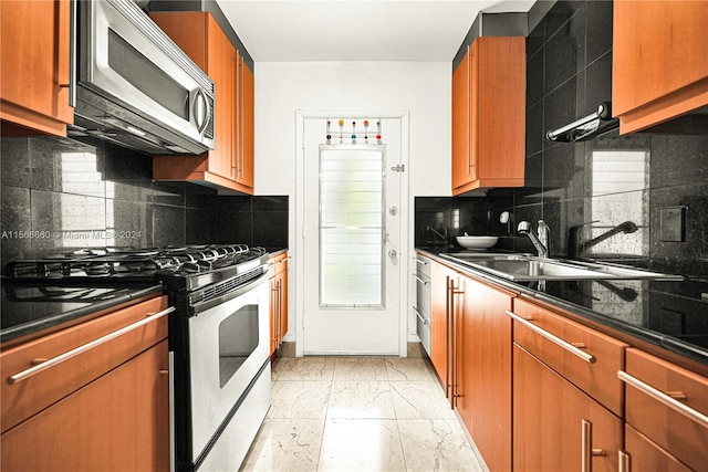 kitchen featuring decorative backsplash, white gas range oven, and sink