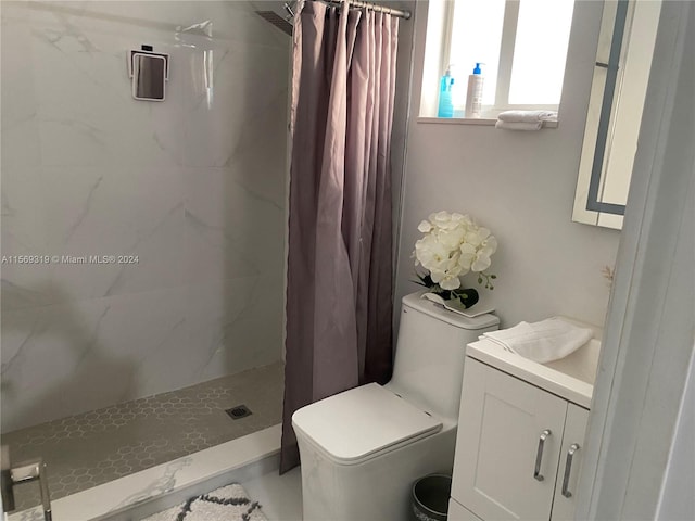 bathroom with curtained shower, toilet, and vanity