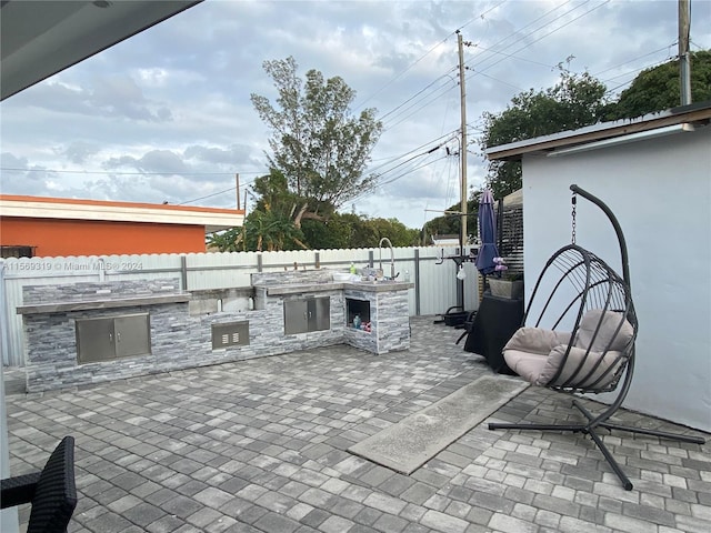 view of patio / terrace with an outdoor kitchen