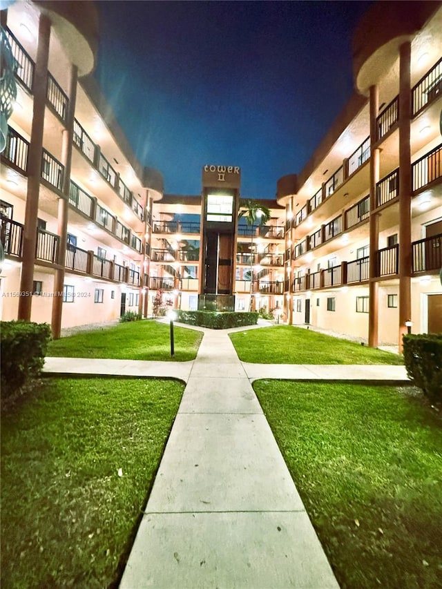 view of property's community featuring a yard