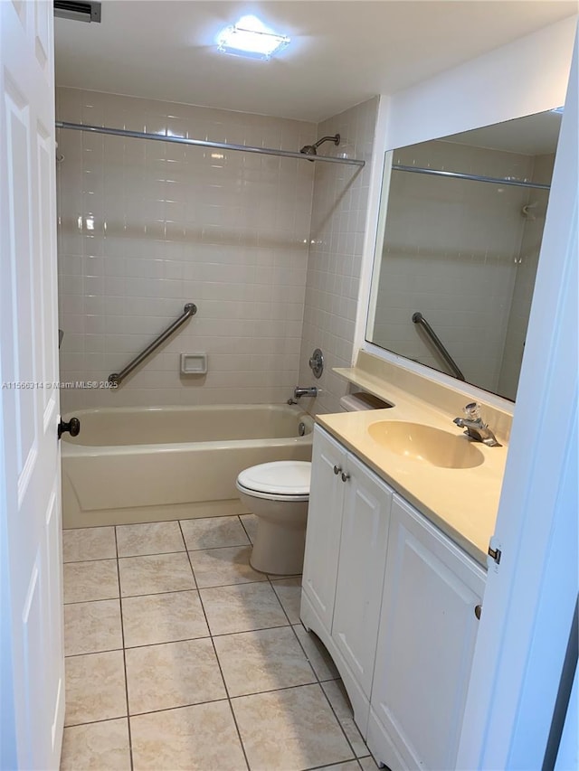 walk in closet featuring visible vents and carpet flooring